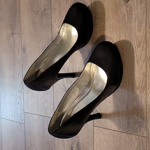 Shoes - Picture 3 of 7